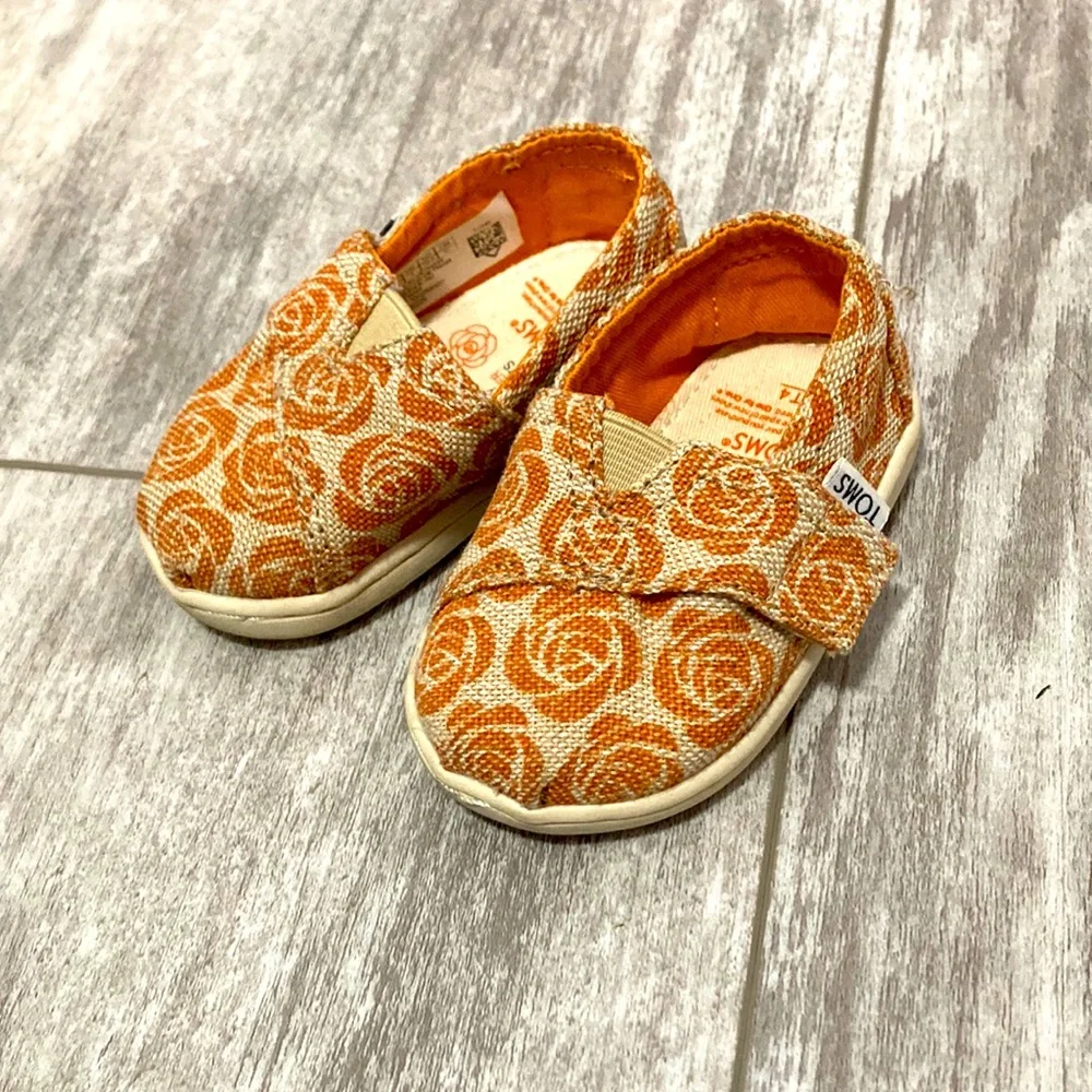Toddler tiny toms shoes in orange size 4 - Picture 1 of 5